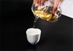 用瓷杯冲泡黑茶有些什么好处？