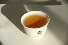 中年女性喝茶，选择红茶好还是绿茶好？