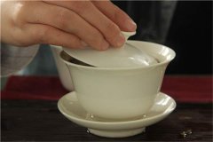 白瓷盖碗泡白茶
